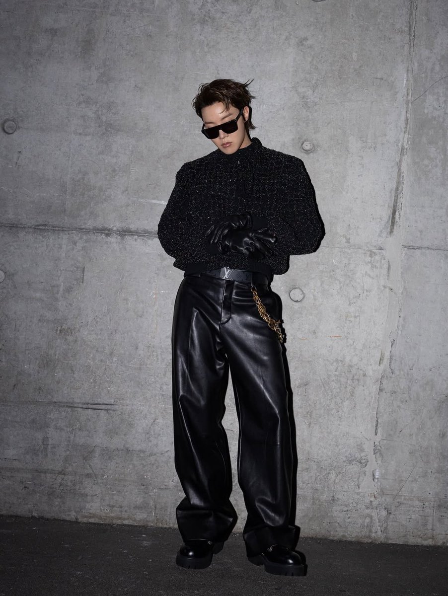 JHPOPBASE's tweet photo. j-hope in custom Louis Vuitton looks for ARIRANG Tour in Paris 🇫🇷 https://t.co/I9FrssvPII