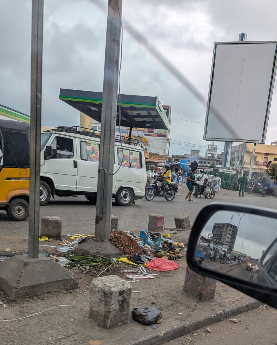 monsieurdekpe's tweet photo. Chaque matin aux abords de Dantokpa, le même triste spectacle : malgré le travail colossal de la SGDS la nuit, un terre-plein abîmé accueille eau stagnante, ordures et marchandises.

​La SGDS ne peut pas tout faire seule. Les autorités doivent d'urgence réparer cet aménagement et faire respecter la voie publique, pendant que nous, usagers, devons avoir ce sursaut civique élémentaire.

​Mais au-delà du civisme, la question de fond reste : quand concrétiserons-nous enfin le déplacement de ce marché pour libérer définitivement la zone ?

​J'ai parlé à voix basse.