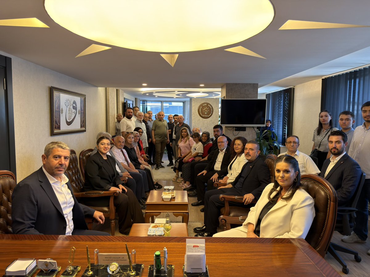 Mstafa_Ozcan's tweet photo. Önceki Dönem Çalışma ve Sosyal Güvenlik Bakanımız Milletvekilimiz Sn. @jsarieroglu 'nu İl Yönetim Kurulu Üyemiz Sn. @kubrahrz , Belediye Başkanımız Sn. @MuratErcan0606 ve teşkilatımız ile ilçe başkanlığımızda ağırladık.

Bakanımıza nazik ziyaretleri için teşekkür ederim. https://t.co/iMNaIFk3G0