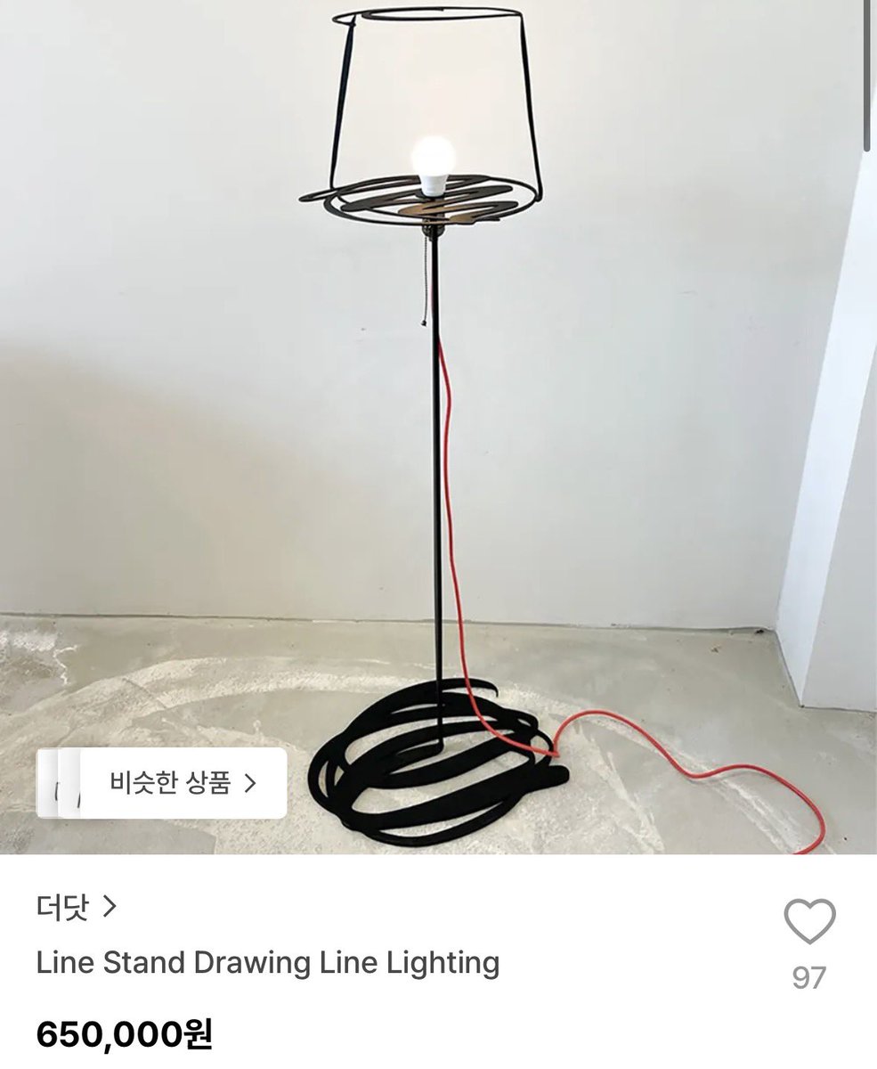 stxrboyevva_n's tweet photo. 희승 작업실 인테리어 소품 손민수 정보♡︎!!

카펫 - 유앤어스 X 켈리박 스웻하트 러그 (모노톤/L)
전등 - 더닷 Line Stand Drawing Line Lighting 
소파 - 프락트 슬랩 1인 소파 (화이트)
간이테이블 - 잭슨카멜레온 Bolla Side Table (아이스 블루) https://t.co/Xzk0RMEfso