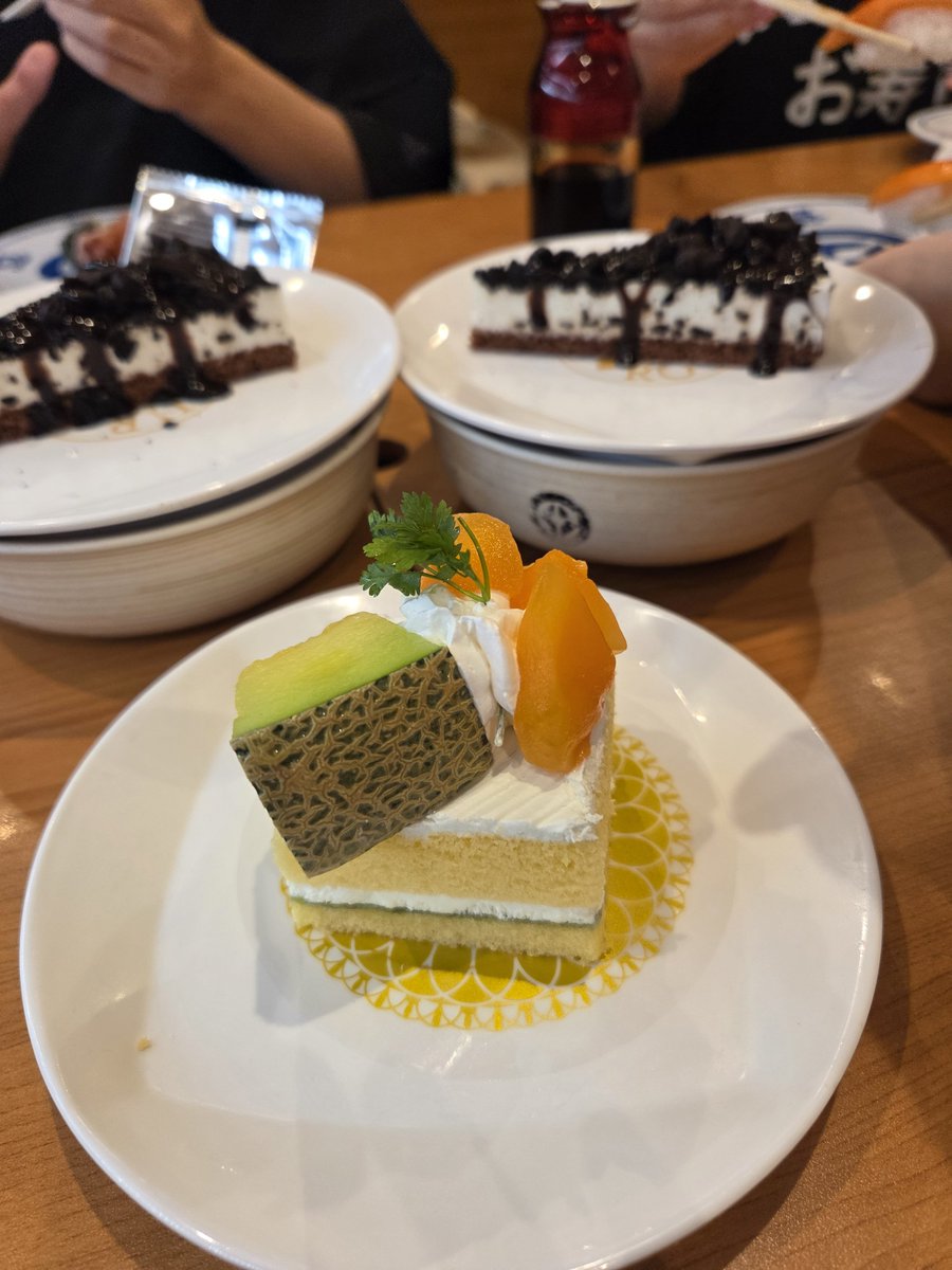 moco9201015's tweet photo. 三連休の中日、子ども4人を連れ私の遅め誕生日祝いでくら寿司へ…50周年は特別だからね！シャリハーフにして好きなネタをいろいろ食べて大満足♡🍈ケーキも美味しかった♪︎
コラボ中のSNOOPYで缶バとステッカーもGET❕ https://t.co/WDAC19b9J3
