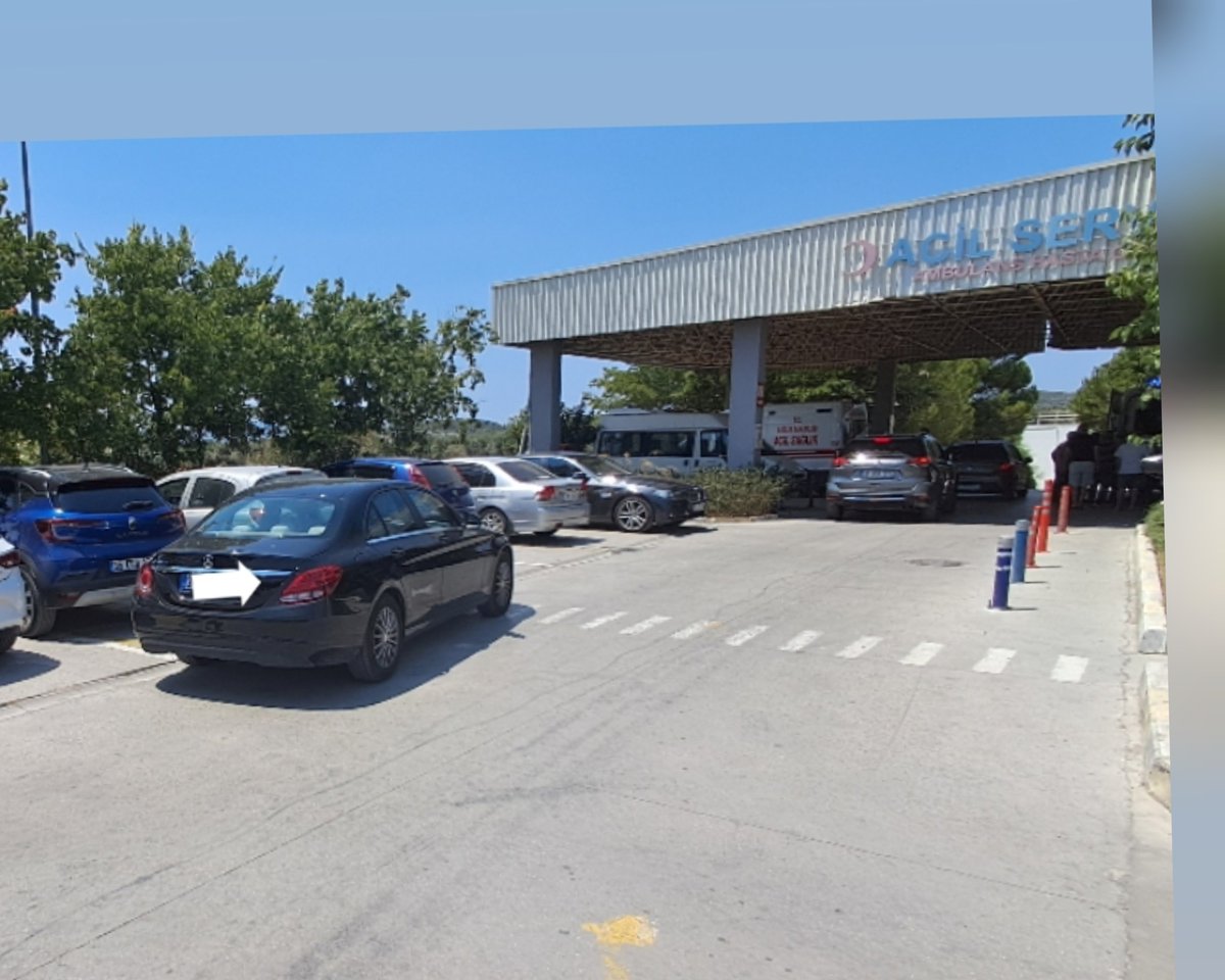 hakandmrl's tweet photo. Bu davar yüzünden 30 dk beklemek zorunda kaldım...Öküz telefon numarası yazan bir aparat koymuş ,ama 2 rakamını silmiş.
Bu sıcakta olasılık telefonu açamadım.

34 plakalı bir öküz. https://t.co/WqFxzBzymy