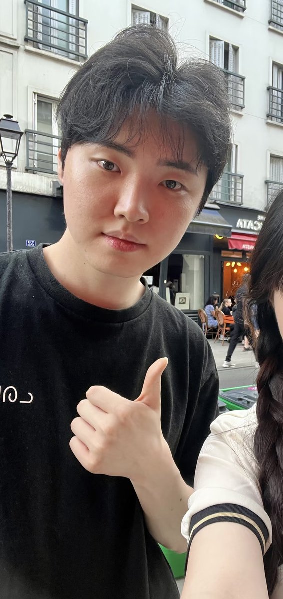 nickenugu's tweet photo. something about france air that makes my players look decent... anw, chovy really draw his eyebrows 😭

https://t.co/8r279eranU https://t.co/C9Vst8cYvF