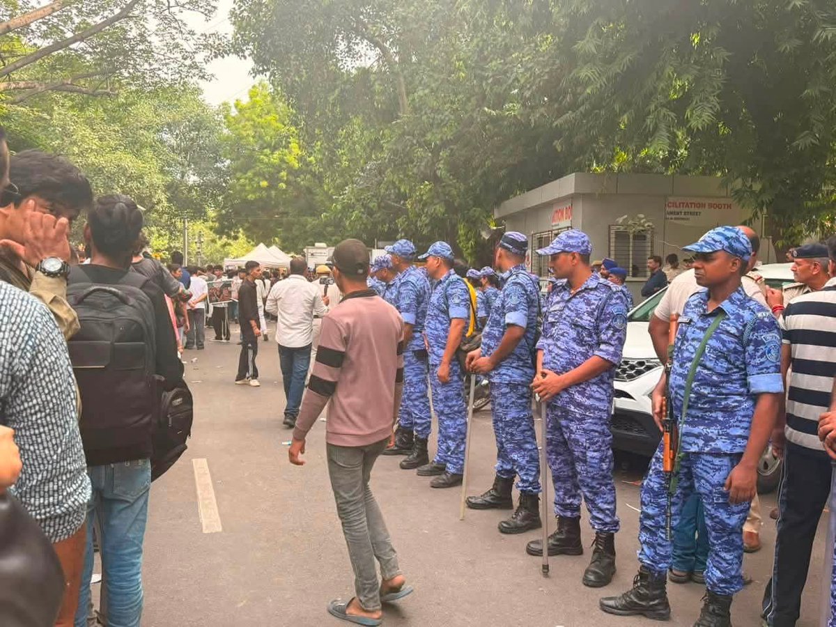 SanjeevKMonak's tweet photo. 20 जुलाई को दो तरह की पुलिस थी? एक पास वर्दी क्यों नहीं थी? https://t.co/kdFqSezRjf