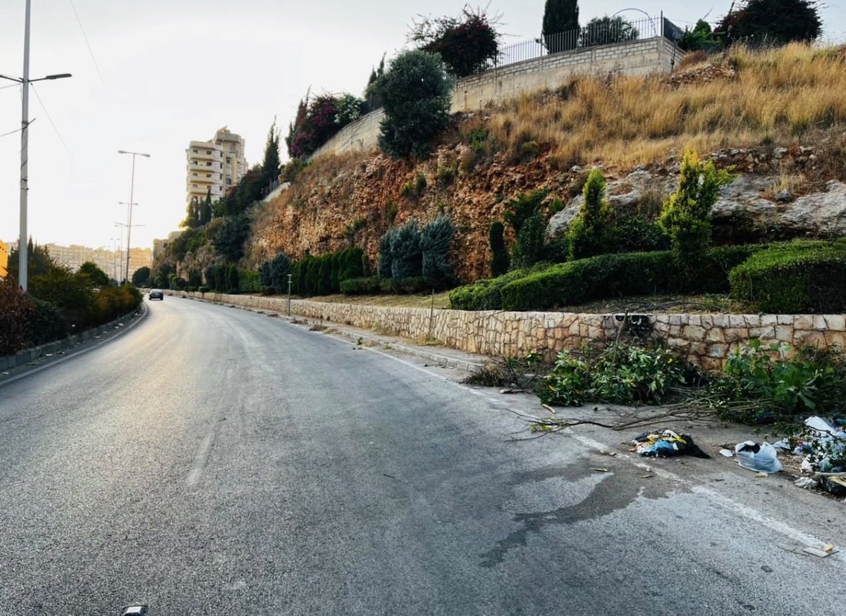 AChaarani's tweet photo. إن رمي النفايات على مداخل مدينة طرابلس من قبل بعض القادمين من المناطق المجاورة تصرف مرفوض، مخالف للقانون، ويضر بالبيئة والصحة العامة.
لو كنت في مجلس بلدية طرابلس لما سُمح باستمرار هذه التجاوزات. أحمّل الجهات المختصة مسؤولية ملاحقة المخالفين وتشديد الرقابة حفاظًا على مدينتنا. https://t.co/cBVL5OFi6J