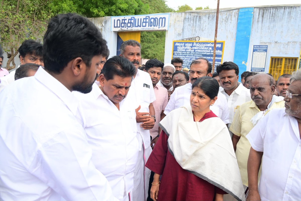 KanimozhiDMK's tweet photo. தவெக அரசால் அராஜகமாக கைது செய்து பாளையங்கோட்டை சிறையில் அடைக்கப்பட்டிருக்கும் விளாத்திகுளம் சட்டமன்ற உறுப்பினர் திரு. @mlavilathikulam அவர்களை நேரில் சந்தித்து அவரது உடல்நலம் குறித்து கேட்டறிந்தேன். 

தி.மு.கழகத்தினர் மீது அடக்குமுறையை கையாளும் தவெக அரசின் கொடுங்கோன்மை வீழும்! https://t.co/K89ChHKZpK