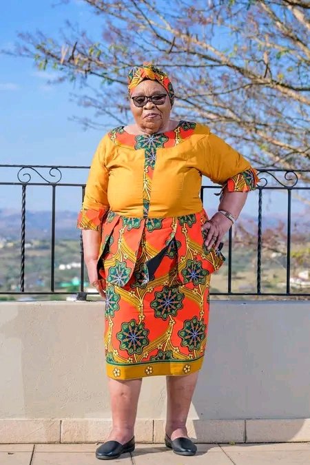 CadreNguyi's tweet photo. uMama weSizwe, uMama maKhumalo ungu Nkosikazi ka Mengameli President Jacob #Zuma. Uyi road model yangempela, uMama owahlala umyeni egwetshwe iminyaka eyishumi yonke ejele eRoben Island. Walinda umyeni wakhe, wathi angiyi ndawo. Long Live To The Queen! Malibongwe ♥️ https://t.co/v6ERxiazC5