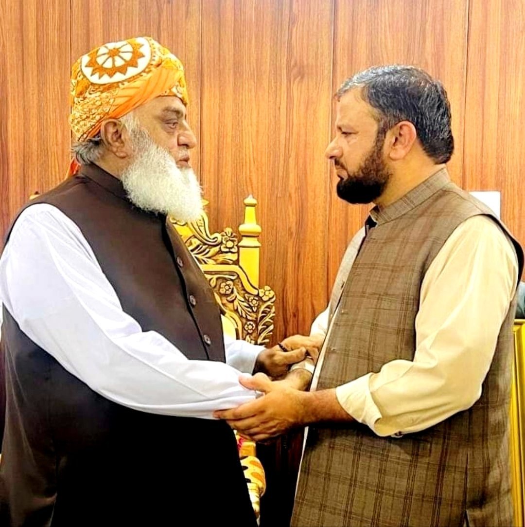 SamiSwati_'s tweet photo. سیاسی تاریخ کو جذبات اور بدتمیزی کے طوفان سے نہیں، حقائق سے پڑھا جاتا ہے۔ مولانا فضل الرحمٰن کی عملی سیاست کا آغاز کسی حکومت سے نہیں بلکہ مارشل لا کے خلاف جدوجہد سے ہوا۔ یہی تاریخی حقیقت ہے۔

 #مولانا_کے_سنگ #سرحد_یا_سیاست #ہائبرڈ_راج_نامنظور #معدنیات_کی_لوٹ #ڈالر_کی_جنگ https://t.co/IutJOORAJq