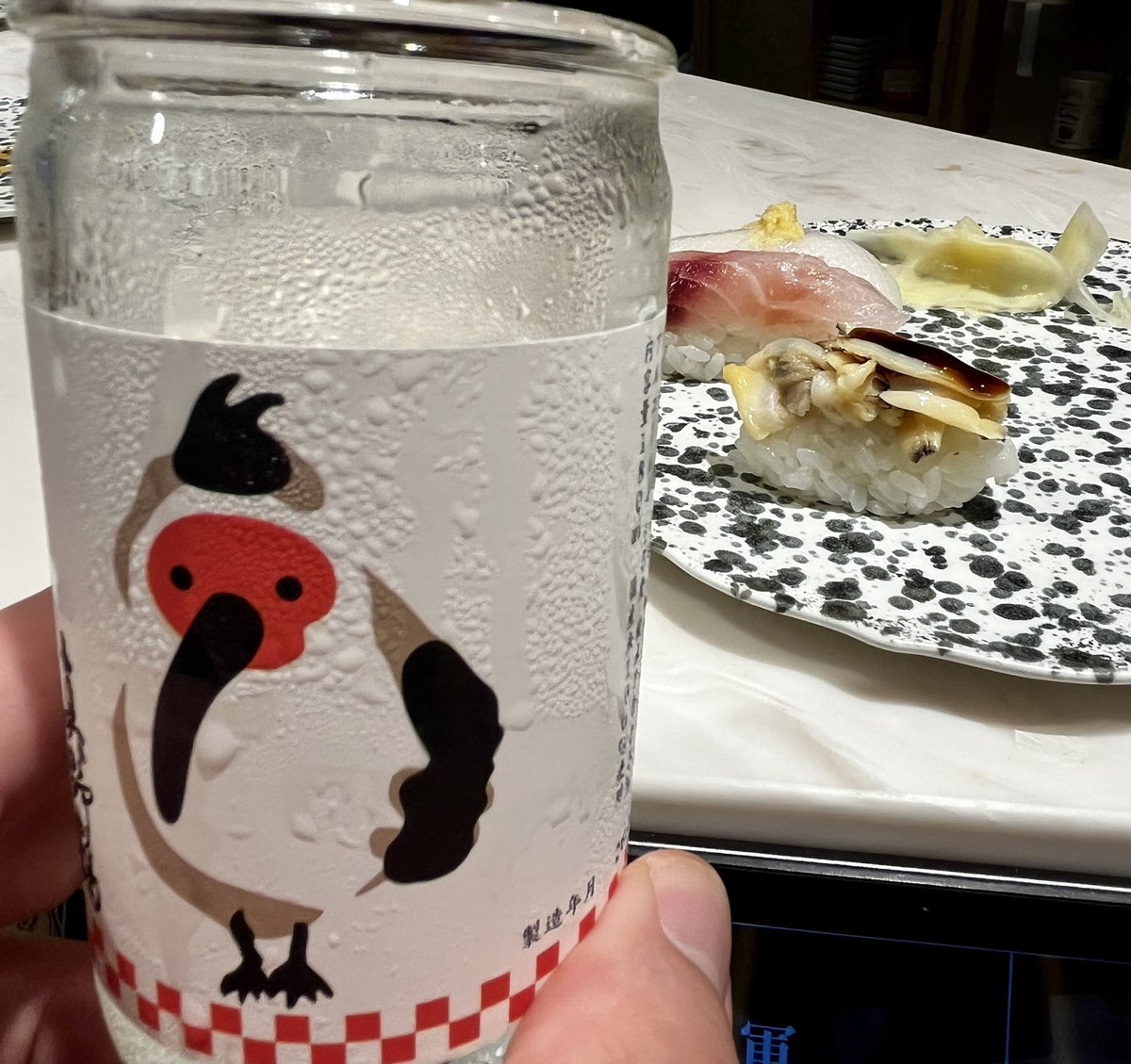 yanagikur's tweet photo. 3軒目
立ち食い寿司

青魚大好き
あさりのにぎり、初めて食べましたがうますぎました。貝って美味しい

お酒も美味しい🤤 https://t.co/Yiz2nKpwd8