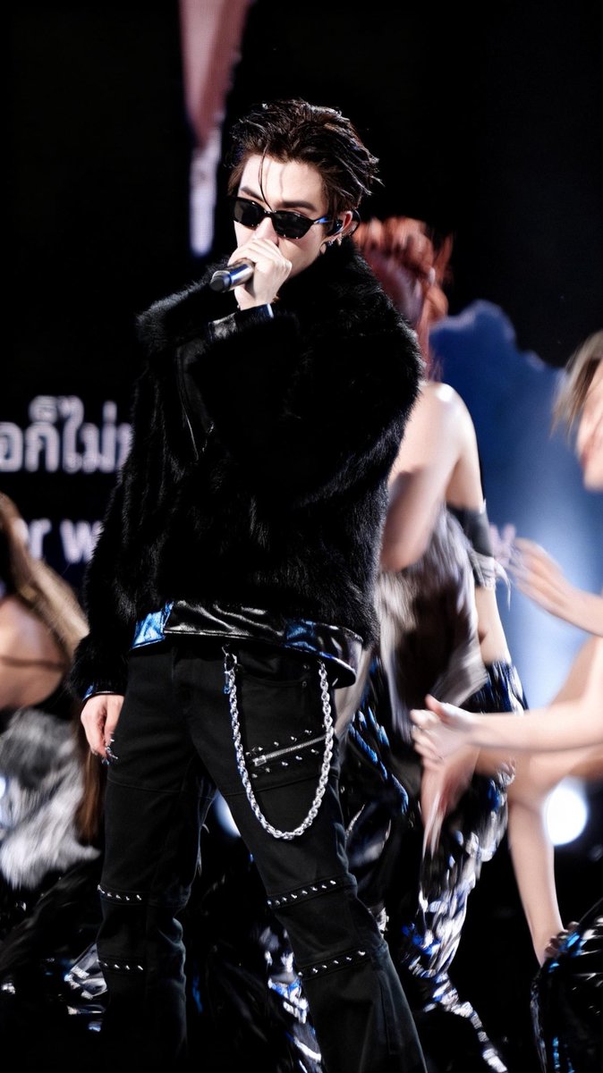 thanit_toeyy's tweet photo. ชัดพอมั๊ยแม่ๆ📸 หล่อชิบหายยย 🔥🔥

#PerthSantaConcert 
#PerthSanta #เพิร์ธแซนต้า https://t.co/RGb5zH63U6