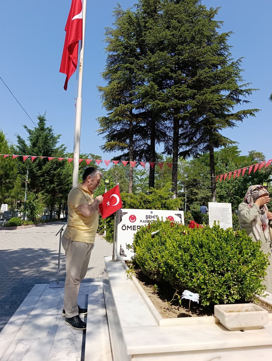 fatihbasak19's tweet photo. Darbecilere en büyük darbeyi indiren şehidimiz Ömer HALİSDEMİR'in mezarını ziyaret ettik. Bu ülkenin Ömer HALİSDEMİR leri bitmeyecektir inşallah. https://t.co/P2N1uh0iTD