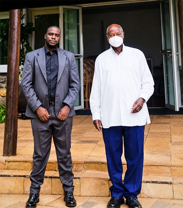 kamukamafredie's tweet photo. This time he told Ruto that Museveni was the one planning to kill the Kenyan president. Ruto listened carefully to Amon and passed on Amon’s report to Museveni. When Amon returned to Uganda, he was immediately arrested, charged with treason and is now languishing in Luzira as his trial proceeds. According to sources close to the State House, Amon’s lies were more believable. But for Nuwagaba, the lies need only an hour to disprove.
Sources at the State House and in intelligence claim that information peddlers have infiltrated State House and are feeding the president with raw and fake information. This has often succeeded in large part because the president’s approach to intelligence is based on popular vigilance.