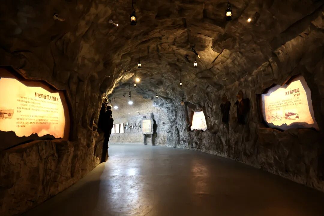 FriendShip7686's tweet photo. 🚇Le tunnel spatio-temporel de l'arsenal de Mawei, amenagé dans un ancien abri #antiaerien, offre aux habitants un havre de #fraicheur ou #decouvrir la #culture #navale tout en se #promenant.🌬️🗺️ https://t.co/7SybpINhDV