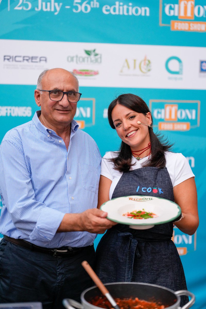 TerraOrti's tweet photo. Pomodorini freschi, passata di pomodoro e olio evo, selezionati da Terra Orti Botteghe, sono stati al centro del secondo cooking show #TerraOrti al @giffonifilmfest.

Julia Gulisano di I Cook For You ha preparato un appetitoso risotto al pomodoro, cucinando con i food ambassador. https://t.co/NdjJUmyDw4