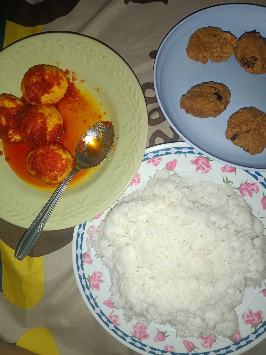 WofLove's tweet photo. @txtdrimedia maaf emg boros bin mubazir, kbetulan rmh gw dblakang skolahan, ni gw dibagi nasi telor tahu, tiap hari buanyak bgt mbg yg ga diambil murid, jd ini dikumpulin trs dibagi2in ke yg mau, itu telor awalnya cuma tlor rebus, tp gw masak ulang jd tlor balado, yg coklt itu perkedel tahu https://t.co/IlDUOwReOW