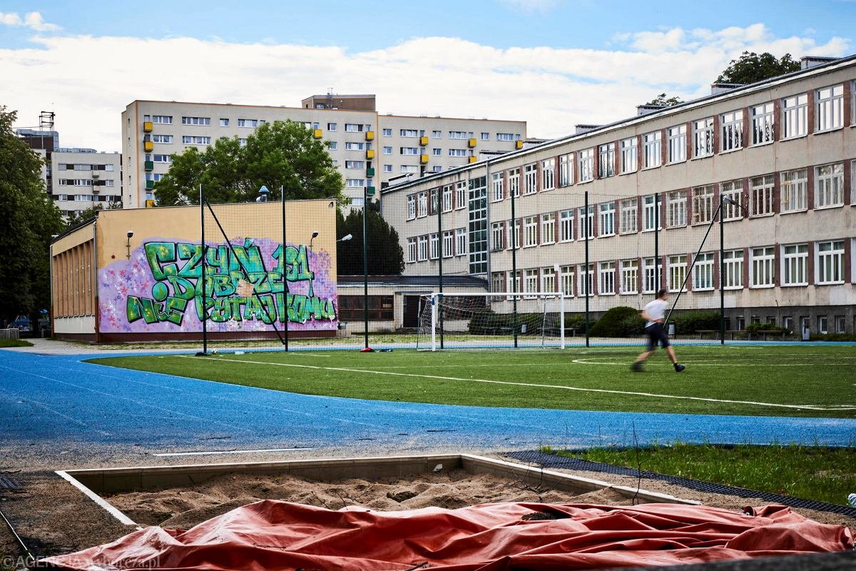 MichaWojtcz's tweet photo. Rzeczywiście mamy w szkole dużo dzieci cudzoziemskich. Może się zdarzyć, że w klasie jest ich od jednej trzeciej do około połowy - mowi @WKarpieszuk dyrektorka podstawówki na warszawskim Służewcu. Jak wygląda tam integracja? https://t.co/hnWyPIIPPg https://t.co/7E1h1XelQR