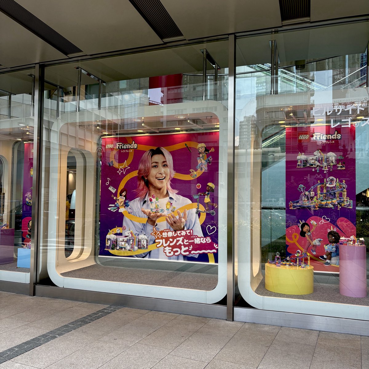 LEGO_Group_JP's tweet photo. /／
🍧8/30（日）まで
\＼

レゴ®クリエイティブフレンド 佐久間大介さんと一緒に楽しむ  #レゴフレンズ キャンペーン ビジュアルを六本木ヒルズ メトロハット/ハリウッドプラザディスプレイにて展開いたします！

#レゴ #レゴフレンズ #佐久間大介 https://t.co/LIre3q0EnJ