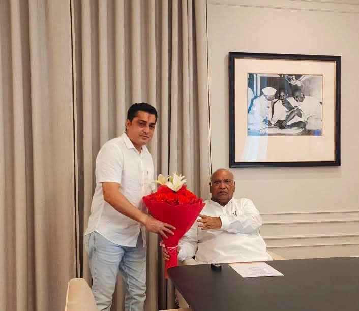 Vimalchuda1002's tweet photo. प्रखर गांधीवादी, कुशल राजनीतिज्ञ, Indian National Congress  के अध्यक्ष एवं राज्यसभा के नेता प्रतिपक्ष आदरणीय श्री मल्लिकार्जुन खड़गे जी को जन्मदिन की हार्दिक बधाई एवं शुभकामनाएं।

ईश्वर आपको सुख, समृद्धि एवं दीर्घायु जीवन प्रदान करे यही कामना । https://t.co/XTxYpPjSla