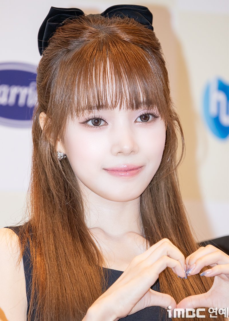 imbcenews's tweet photo. [포토] 베돈크 미아, 천사소녀 네티가 될래요
#베이비돈크라이 #미아 #베돈크 #중소기업중앙회 #방송광고페스티벌 #iMBC연예

베이비돈크라이(BABY DON’T CRY) 미아가 21일 오후 서울 마포구 중소기업중앙회 DMC에서 열린 ‘2026 방송광고페스티벌’ 시상식 레드카펫 행사에 참석해 포즈를 취하고 있다.

🔗https://t.co/pv6Cm7NVxa