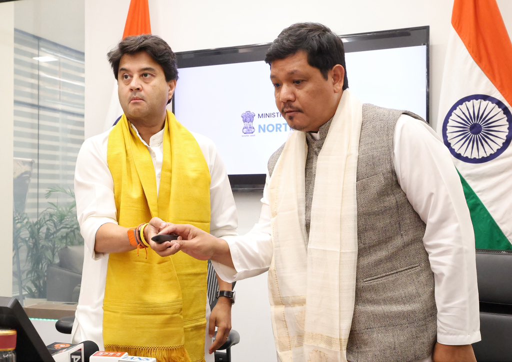 JM_Scindia's tweet photo. A Golden day to launch Mission Golden Spice!

An absolute pleasure to launch the ₹175.45 crore Lakadong Turmeric Mission Golden Spice along with Hon’ble CM of Meghalaya @SangmaConrad, under @MDoNER_India’s USP initiative.

With the world’s highest naturally occurring curcumin content, Lakadong Turmeric is globally acclaimed for its exceptional quality, making it one of India’s most distinctive agricultural treasures.

The Mission will:
* Build a farm-to-global-market ecosystem
* Expand cultivation to 7,000 hectares 
* ⁠ Double farmers’ incomes
* Create 3,000+ women-led jobs
* Build a ₹100 crore Lakadong Turmeric economy by FY 2028-29

 Guided by PM @narendramodi ji’s vision, we are building global value chains for the Northeast’s finest products while creating greater value for our farmers.

#RisingNorthEast