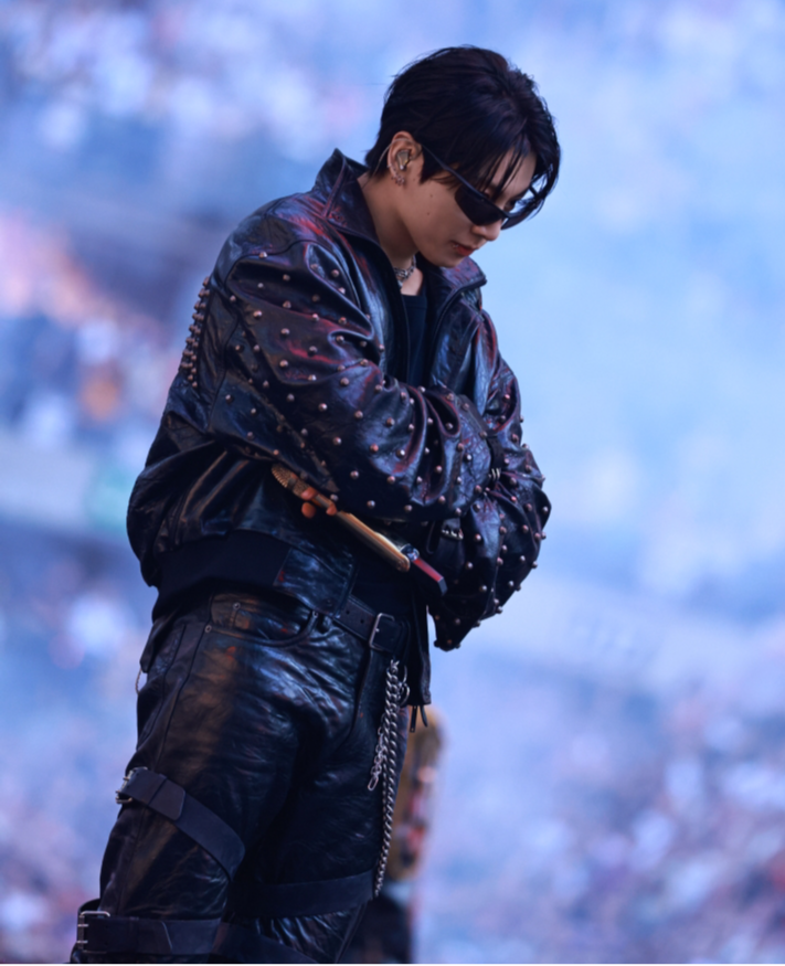 Kkorepo's tweet photo. 「BALENCIAGA」、「#BTS」Jung Kookだけのためのカスタムルック公開 
#JungKook #ジョングク　
🔗https://t.co/nkIhEVGEqx https://t.co/6KZIhssiLf