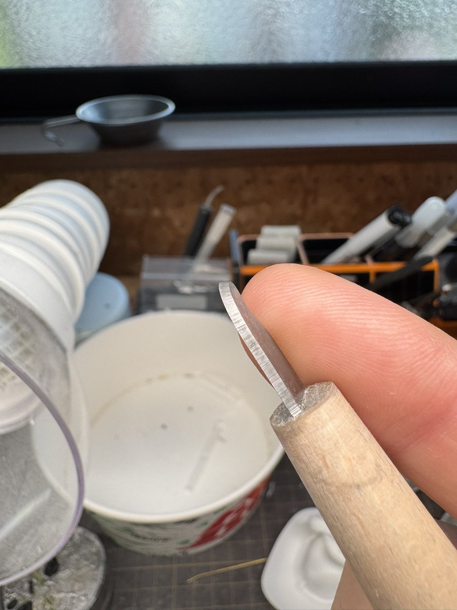 miton4121's tweet photo. こりゃヤバい雰囲気バリバリだ。
刃がエロい。
まだ使いこなせてないけどちょっと使った感じ扱いやすい刃の長さ、厚み、角度変えると色んな曲線に対応できる。
気をつけないとえぐってしまう強靭な刃。力を入れるとゴリゴリいってしまうからソッと添えて削ぐように。がマストかにゃ。
#マコトロイ工業 https://t.co/rYaTw2tUCf