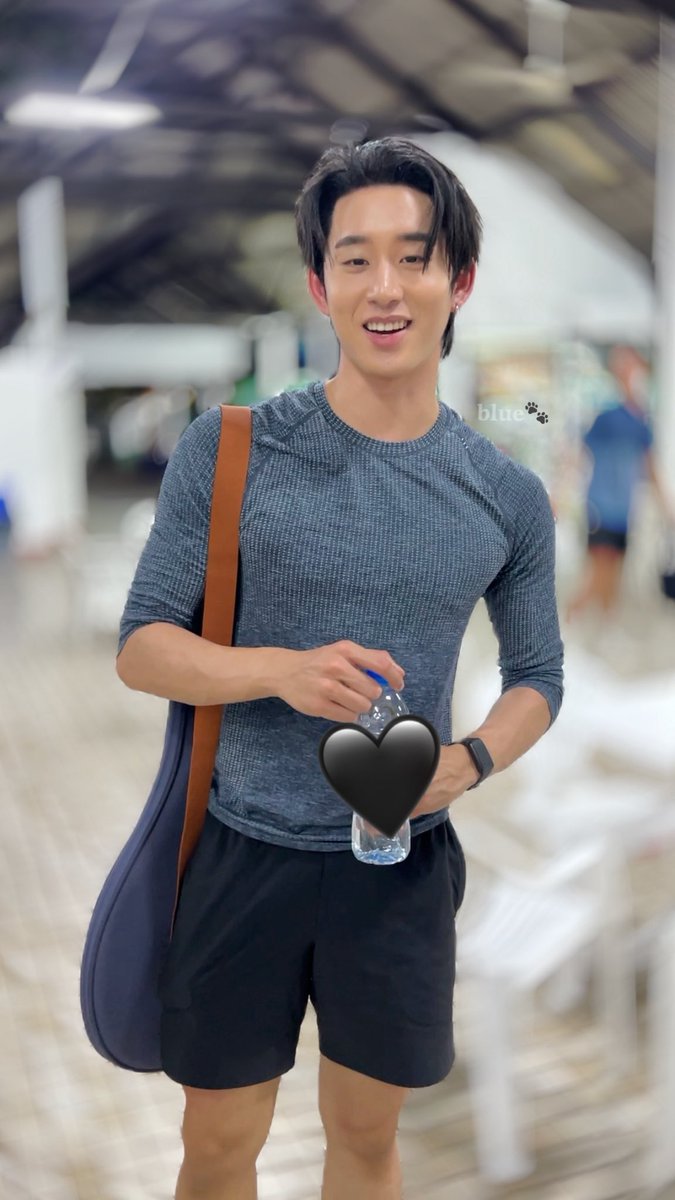 valcrazyforWE's tweet photo. Est in the tennis’s courts 🫪😳
A fan meet him by chance and asked for pics of him, he so sweet pose and everything 

#est_rvp 
Cr: qbabeboo https://t.co/FOEklXZU8M