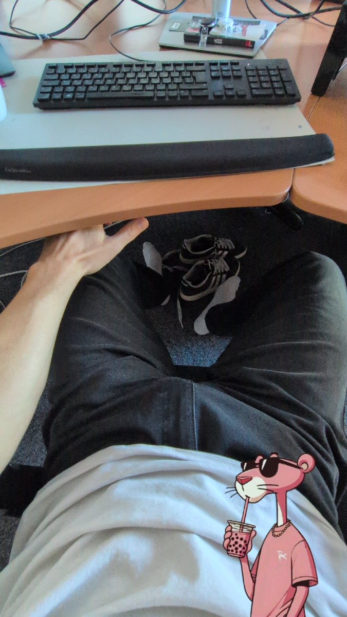 T6719_'s tweet photo. Quand ya personne au taf on fait tous ça nan ? 🧦😭 https://t.co/21A0JHEGhU