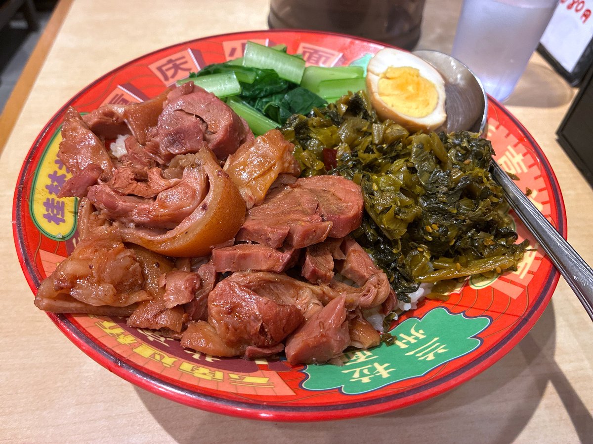 80Cjp's tweet photo. 高田馬場「豊栄過橋米線 高田馬場3号店」の豚脚飯980円
水煮牛肉が入ってきそうなサイズの丼にご飯たっぷりで、牛丼2杯分はありそうなボリューム。卓上の食べラーをふりかけ、軟らかな皮付きすね肉と、これまたたっぷりな高菜を、スプーンでかき混ぜていただき満腹。
住所：東京都新宿区高田馬場3-5-6 https://t.co/7UjKjHTePu