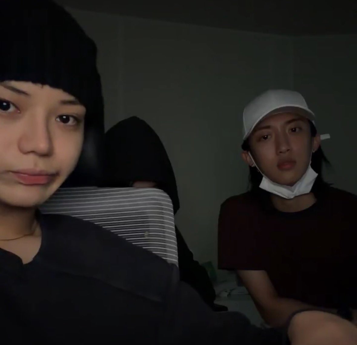 terjemahinRYUL's tweet photo. Ohyul, Woojin, Louis lagi live di Weverse!

🐘 Dah makan belom
🐘 Ohyul diem
🐘 Sike https://t.co/0QhMCqX0qb