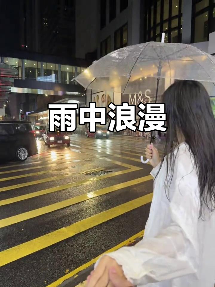 PizzaPug3475's tweet photo. A stranger held the door for me in the pouring rain and handed me an extra umbrella they kept in their bag today—small acts make such big days. https://t.co/2bYmOCA6dT