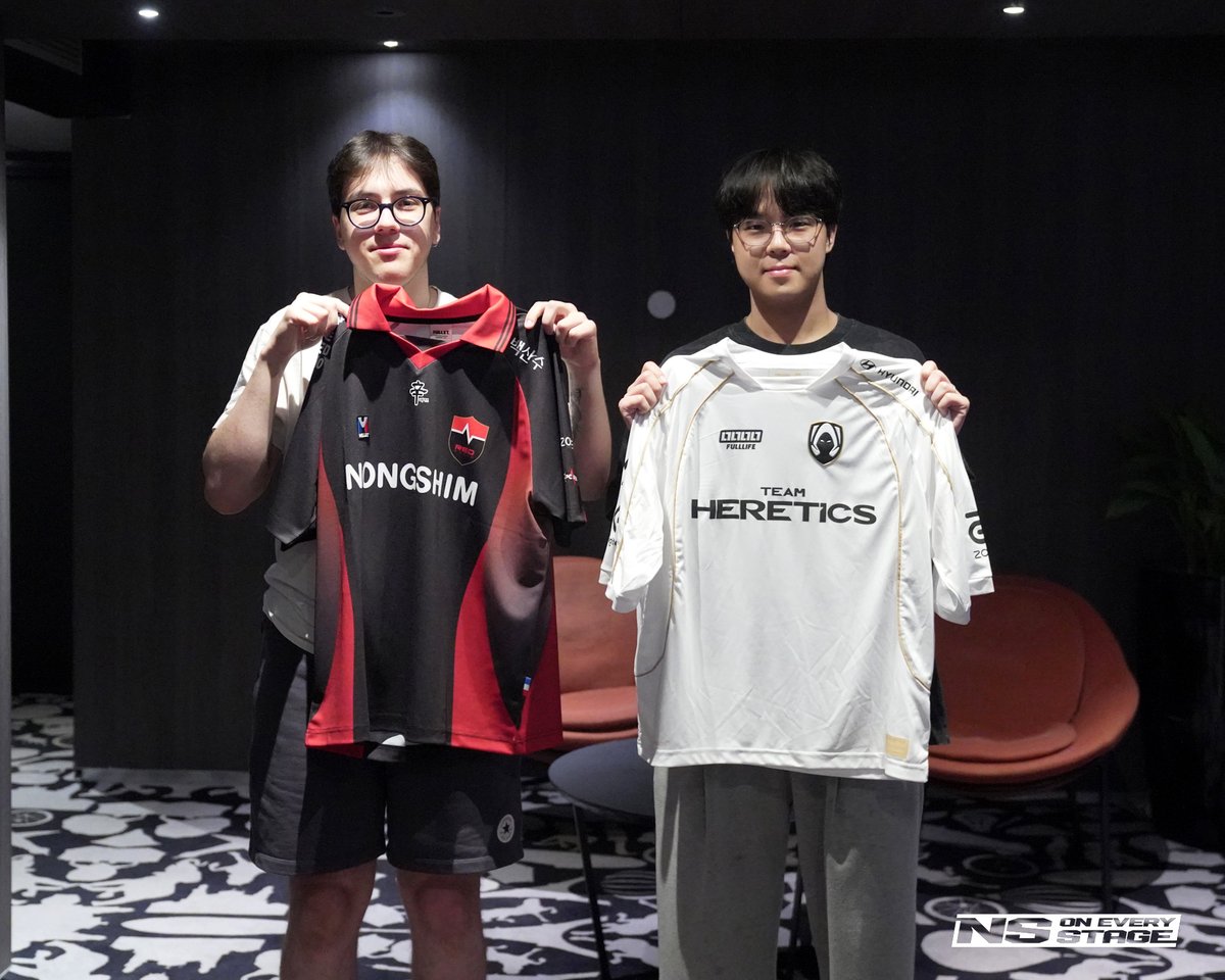 nsr_valorant's tweet photo. [📸PHOTO] #VALORANT

Let's definitely meet at a higher place. 👊

Jersey Swap in EWC2026
w. @Dambi_vlrt @WootVL @teamheretics

#Dambi #Wo0t #EWC2026 https://t.co/wBXEaJ53fl