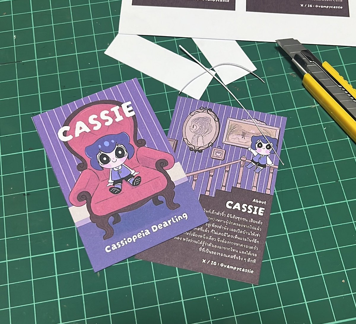 vampycassie's tweet photo. รูปภาพหัตกรรมพื้นบ้าน (เพราะทำที่พื้นจริง ๆ)

ใครไปงาน #CreatorAlley4 เรามี OC Card แคสซี่ไปแลกด้วย! อยากได้การ์ด oc ทุกคนเลย มาแลกกันน้า 🫶💜🖤 https://t.co/G2r8BrQRAR