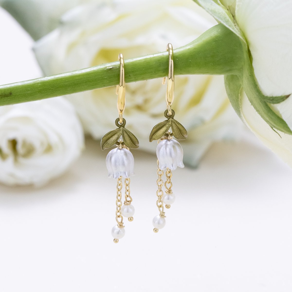 selenichast_com's tweet photo. Elegance inspired by nature 🤍✨
Lily of the Valley dangle earrings designed to add a graceful floral touch to your everyday look.

Shop: https://t.co/iLGSzAj9fN

#selenichastjewel #lilyofthevalley #earrings #dropearrings https://t.co/sjmrogGLYF