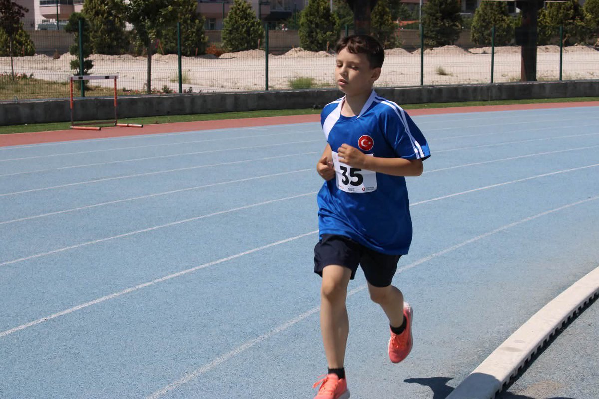 GSB_Afyon's tweet photo. Afyonkarahisarlı Sporcular SOBE Otizm Spor Oyunları’nda Önemli Başarı Elde Etti

Konya’da düzenlenen ve Türkiye’nin ilk otizm temalı spor organizasyonu olan SOBE Otizm Spor Oyunları tamamlandı. Organizasyonda Afyonkarahisar’ı temsil eden özel sporcular, atletizm ve masa tenisi branşlarında mücadele ederek başarılı sonuçlara imza attı.

Atletizm branşında Defne Öykü Atılgan 100 metre yarışında Türkiye ikincisi olurken, 200 metre yarışında gösterdiği başarılı performansla Türkiye şampiyonluğunu kazandı.

Bir diğer sporcumuz Alperen Karamaço, 3000 metre yarışını dördüncü sırada tamamladı.

Masa tenisi branşında Afyonkarahisar’ı temsil eden Agah Haliloğlu’ da organizasyonda ilimizi başarıyla temsil ederek mücadele etti.

Sporcularımızı ve antrenörleri Hüseyin Baydaş, Gamze Emer, Oğuz Özavar ile organizasyon sürecinde emek veren Emre Kılınç’ı tebrik eder başarılarının devamını dileriz.

@oa_bak @gencliksporbak