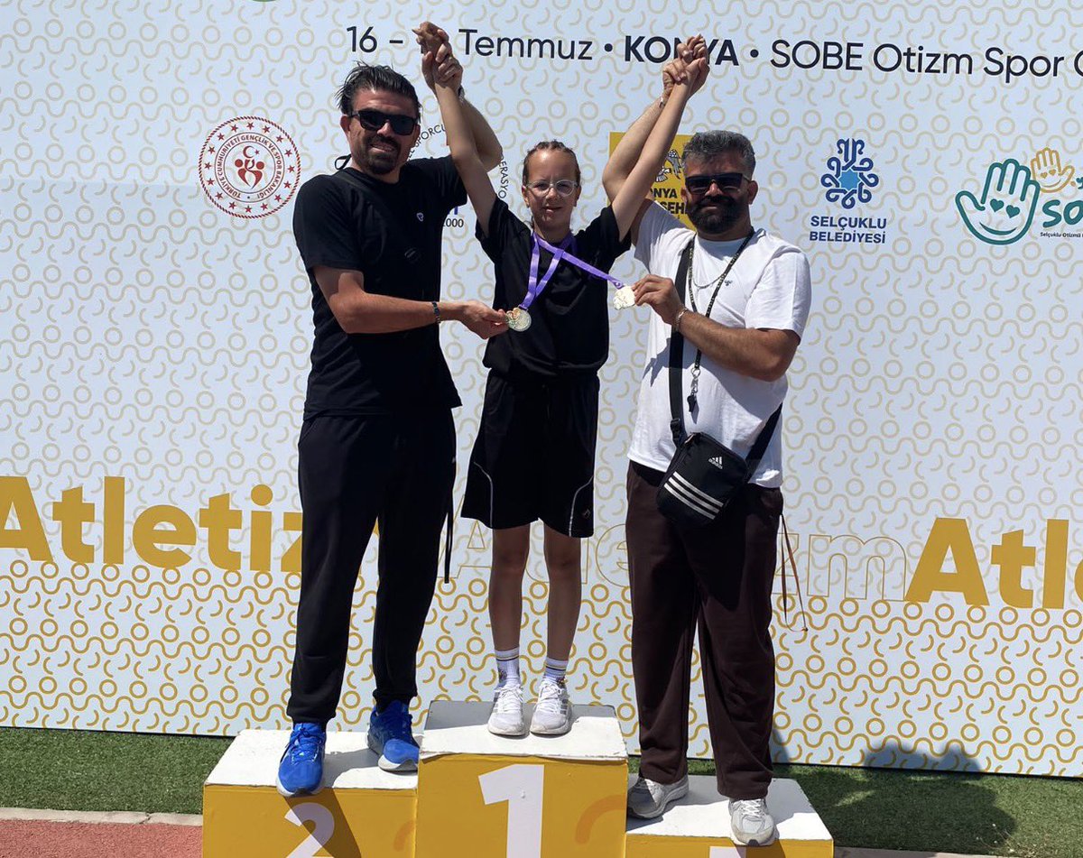 GSB_Afyon's tweet photo. Afyonkarahisarlı Sporcular SOBE Otizm Spor Oyunları’nda Önemli Başarı Elde Etti

Konya’da düzenlenen ve Türkiye’nin ilk otizm temalı spor organizasyonu olan SOBE Otizm Spor Oyunları tamamlandı. Organizasyonda Afyonkarahisar’ı temsil eden özel sporcular, atletizm ve masa tenisi branşlarında mücadele ederek başarılı sonuçlara imza attı.

Atletizm branşında Defne Öykü Atılgan 100 metre yarışında Türkiye ikincisi olurken, 200 metre yarışında gösterdiği başarılı performansla Türkiye şampiyonluğunu kazandı.

Bir diğer sporcumuz Alperen Karamaço, 3000 metre yarışını dördüncü sırada tamamladı.

Masa tenisi branşında Afyonkarahisar’ı temsil eden Agah Haliloğlu’ da organizasyonda ilimizi başarıyla temsil ederek mücadele etti.

Sporcularımızı ve antrenörleri Hüseyin Baydaş, Gamze Emer, Oğuz Özavar ile organizasyon sürecinde emek veren Emre Kılınç’ı tebrik eder başarılarının devamını dileriz.

@oa_bak @gencliksporbak