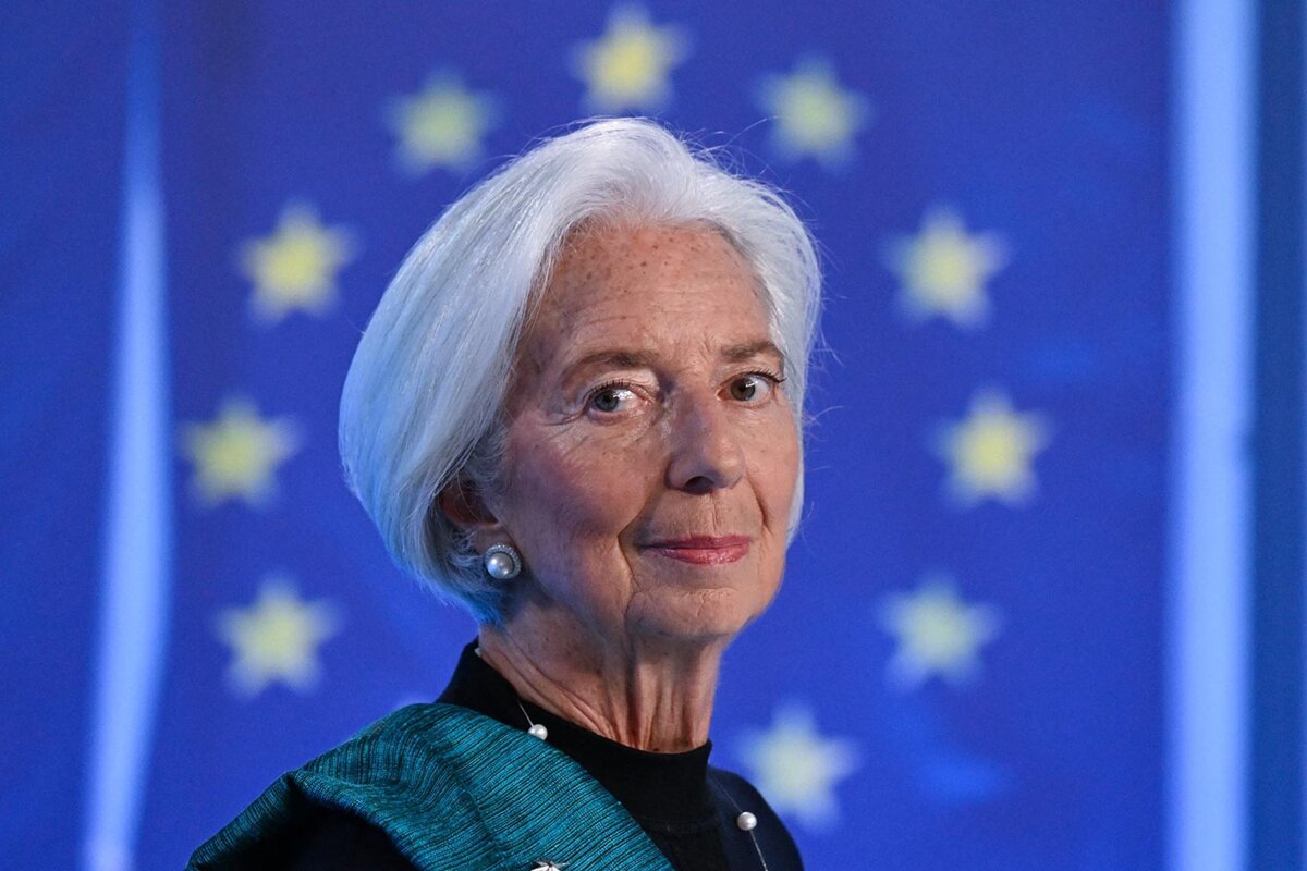 FranceCryptos's tweet photo. 🚨 🇪🇺 L'euro numérique entre en test grandeur nature, et une seule banque française est du voyage.
La Banque centrale européenne a sélectionné 36 prestataires de paiement de la zone euro, sur 50 candidats, pour expérimenter une version bêta à partir du second semestre 2027, sur 12 mois.
Les essais couvriront des paiements en ligne et hors ligne, avec des particuliers et des entreprises.
La répartition en dit long sur les forces en présence :
- l'Italie est la plus représentée avec 7 acteurs, dont Banca Monte dei Paschi
- l'Allemagne suit avec 5 acteurs, dont Deutsche Bank
des fintechs de premier plan participent, comme Revolut, Stripe et Adyen
- en France, seul le groupe BPCE est retenu, lui qui vise aussi la crypto via sa filiale Hexarq
Le calendrier est désormais posé : après cette phase de test, l'euro numérique doit être accessible gratuitement à tous les habitants des 21 pays de la zone euro à partir de 2029.