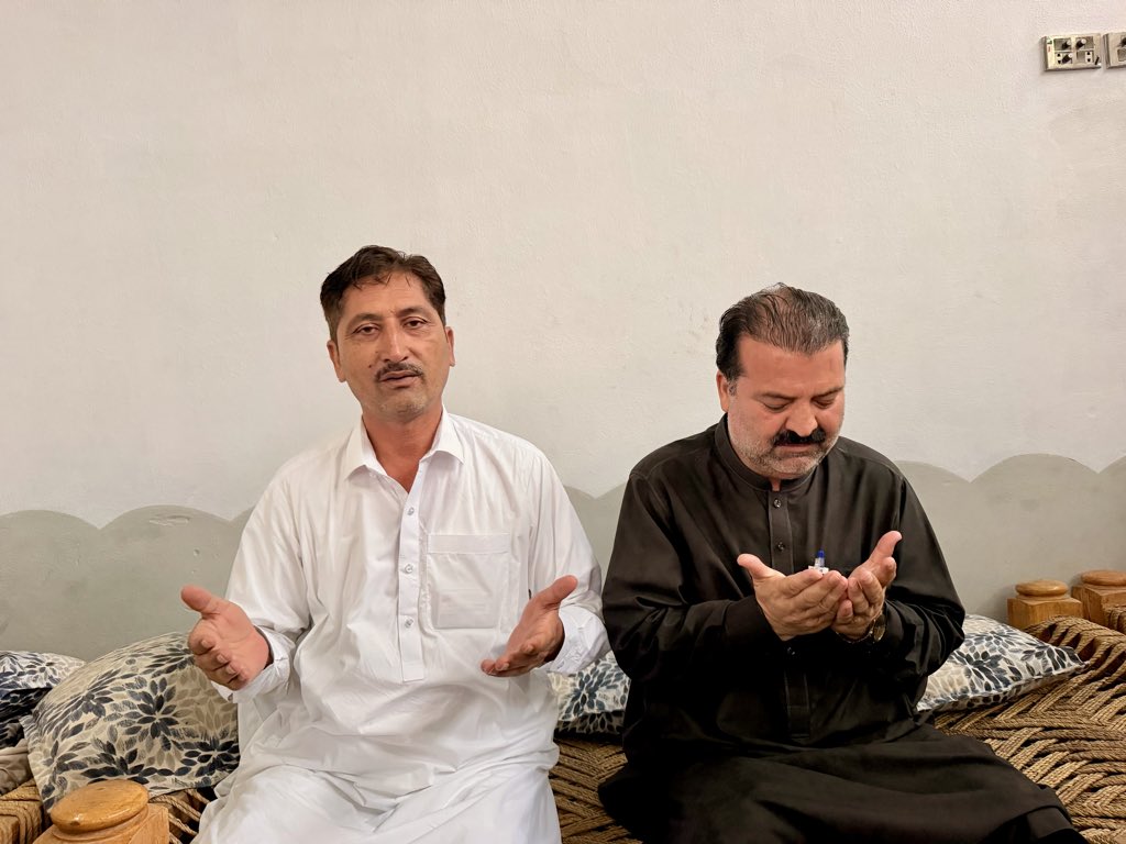 rahim_jadoon's tweet photo. سابقہ چیئرمین تحصیل ٹوپی رحیم جدون صاحب کی شاہ منصور آمد، مرحومہ کی وفات پر فاتحہ خوانی اور اظہارِ تعزیت

سابقہ چیئرمین تحصیل ٹوپی رحیم جدون صاحب نے شاہ منصور آمد کے دوران ملک عبدالاحد صاحب کی والدہ محترمہ کے انتقال پر ان کی رہائش گاہ جا کر مرحومہ کے ایصالِ ثواب کے لیے فاتحہ خوانی کی اور سوگوار خاندان سے دلی تعزیت و ہمدردی کا اظہار کیا۔

اس موقع پر رحیم جدون صاحب نے مرحومہ کی مغفرت، درجات کی بلندی اور جنت الفردوس میں اعلیٰ مقام کے لیے دعا کی، جبکہ لواحقین کے لیے صبرِ جمیل کی بھی دعا کی۔

اللہ تعالیٰ مرحومہ کو اپنی جوارِ رحمت میں اعلیٰ مقام عطا فرمائے، ان کی کامل مغفرت فرمائے اور پسماندگان کو یہ صدمہ صبر و حوصلے کے ساتھ برداشت کرنے کی توفیق عطا فرمائے۔ آمین