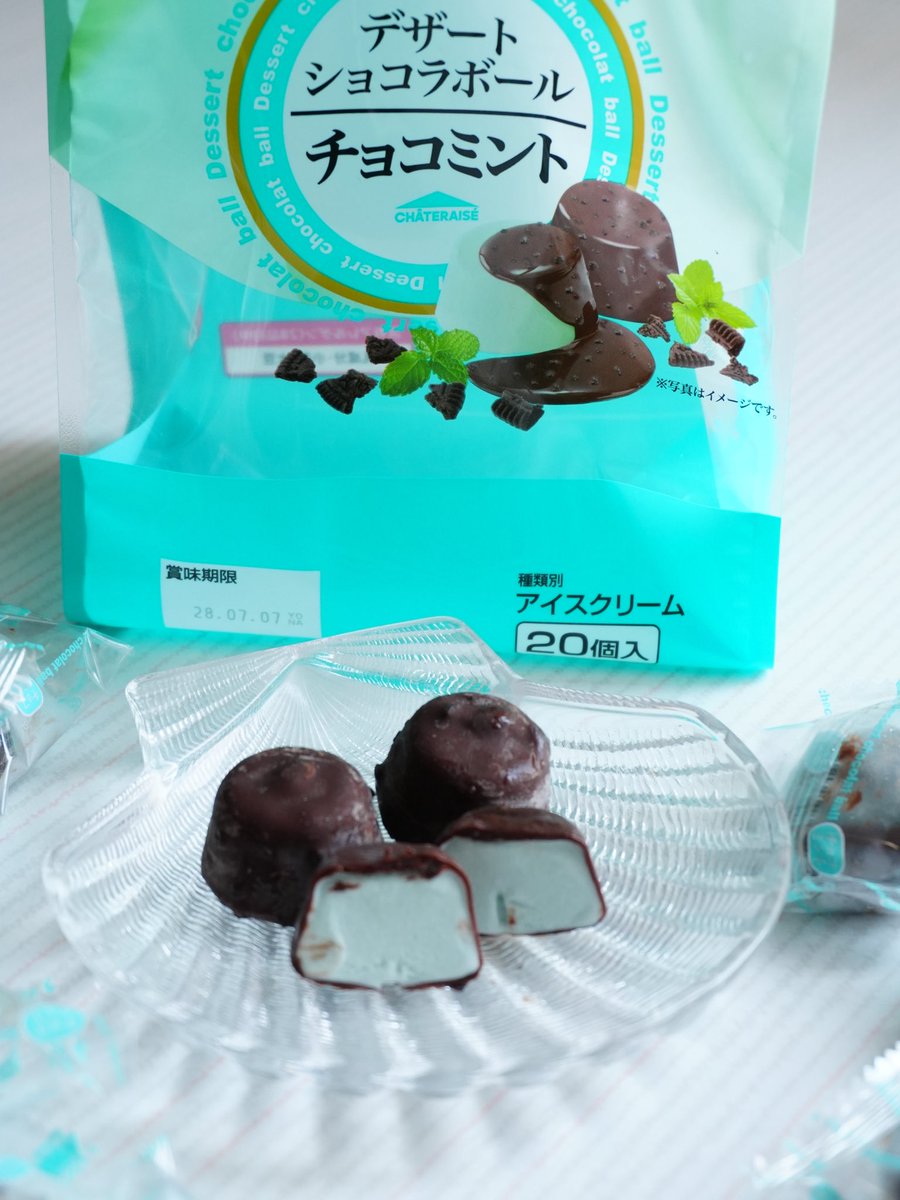 chocokuncom's tweet photo. シャトレーゼの「デザートショコラボール チョコミント」。一口大のミントアイスをチョコレートでコーティング。爽やかなミントの清涼感と、ブラッククッキーの香ばしい食感が溶け合う瞬間が最高！ 濃厚チョコのまろやかさとミントのスッキリした後味が絶妙にバランス。胃がスースー気持ちいい。 https://t.co/ja9A71EDmi