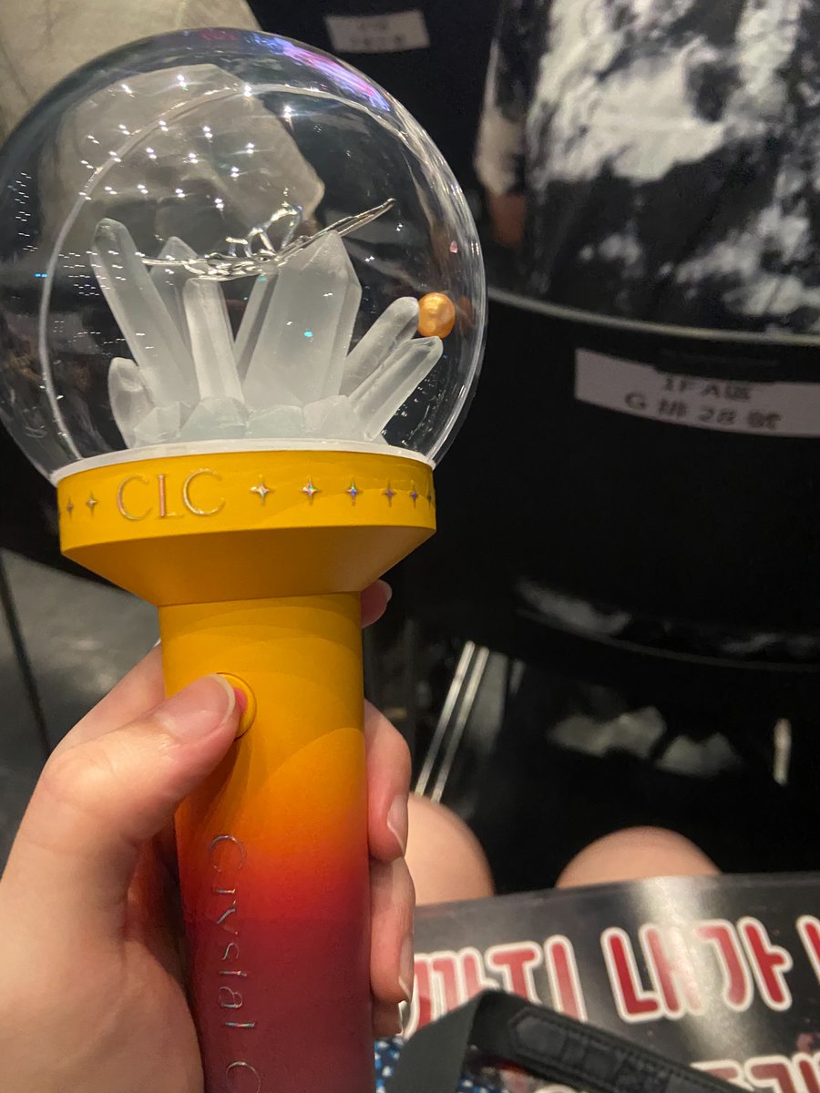 KPOP_com_tw's tweet photo. @woongmari its because elkie told to yujin that this lightstick is made by hongkong fan team so yujin feel so shock and touch like that https://t.co/N2VkhwNrwj