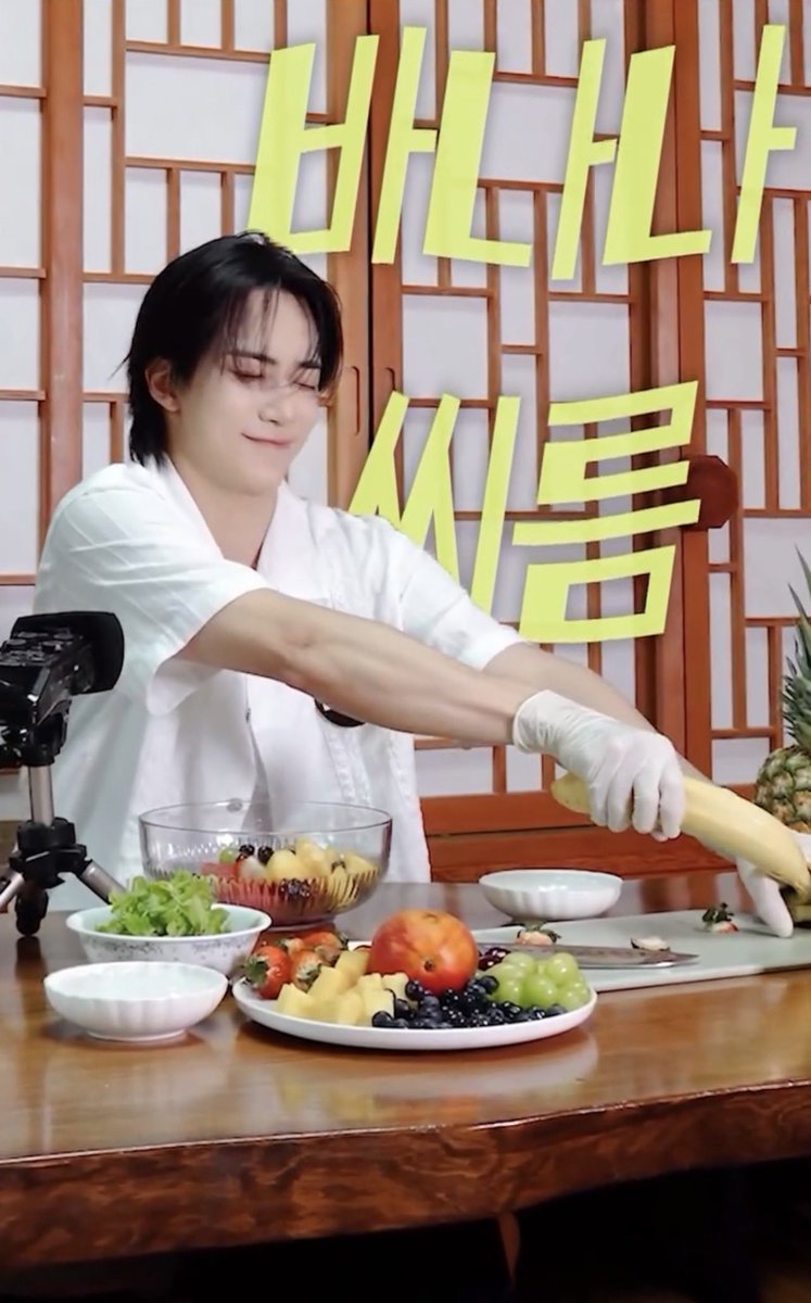 flamehanie's tweet photo. JEONGHAN’S ARMS WHILE PULLING THE BANANA OH MYYY😲🫠 he was struggling so much that he ended up using all his strength😭

— 260721 #정한 #JEONGHAN https://t.co/dWfIh7Vd3o
