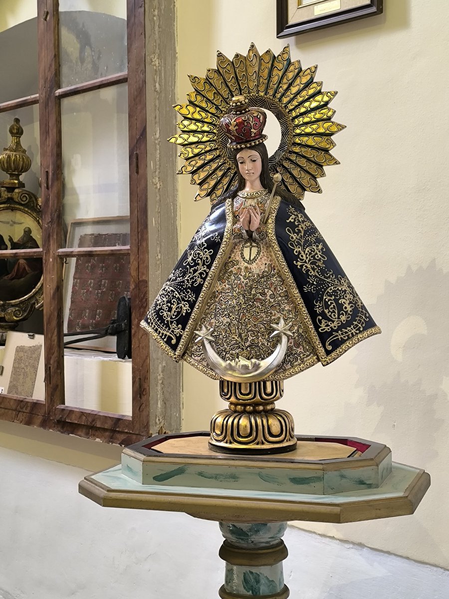 trastamara_ana's tweet photo. En mi visita a la iglesia de san Nicolás de Bari, en Madrigal de las Altas Torres, me he encontrado con esta bellísima réplica de la Virgen de la Salud de Michoacán (México).

Una réplica que llegó hasta aquí gracias a Vasco de Quiroga, conocido como “Tata Vasco” entre los indios purépechas.

Vasco de Quiroga nació en 1470 en la villa de Madrigal de las Altas Torres y fue el primer obispo de Michoacán (México). 

Durante su niñez vivió en Madrigal hasta la edad en que empezó sus estudios de Jurisprudencia, momento en que se trasladó a Salamanca. Allí estudió la licenciatura en Derecho Canónico y Derecho Civil, siendo sus méritos muy notorios para el entonces obispo de Badajoz, quien le recomendó a la Reina Isabel de Portugal para que fuese nombrado oidor de la Audiencia de México.

En 1537 el Emperador Carlos V (Carlos I de España) le nombra obispo de la diócesis de Michoacán. Allí se ganó el afecto de los purépechas gracias a sus obras y a las medidas económicas que promovió. 
Fundó el pueblo-hospital de Santa Fe de la Laguna y el Colegio de San Nicolás Obispo, antecedente de la Universidad Nicolaíta, existente aún en Michoacán.

Visionario y precursor, fundó en 1540 un seminario en Pátzcuaro, en el que convivían indios y españoles bajo el nombre de Real y Primitivo Colegio de San Nicolás, adelantándose dieciséis años a lo que la Iglesia determinó en el Concilio de Trento en 1556, de que en cada diócesis se instituyera un seminario. Exigió que los futuros sacerdotes estuvieran muy bien preparados en teología y fueran expertos en alguna de las lenguas que se hablaban en el territorio de su obispado. 
Allí ordenaría a más de doscientos sacerdotes.
Parte de su labor pastoral comprendió también un Catecismo dirigido a los indígenas con sugerencias prácticas para su vida cristiana.