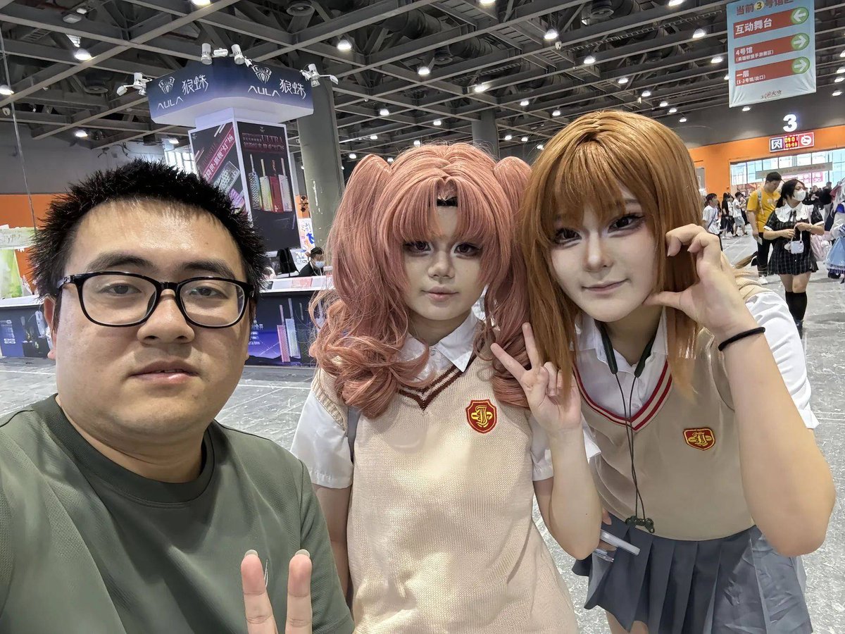salazmann's tweet photo. Cosplay heaven at today's anime convention! Met amazing creators, grabbed exclusive merch and took pics with my faves  #AnimeCon2024 #CosplayVibes https://t.co/EGKMKbfZsl