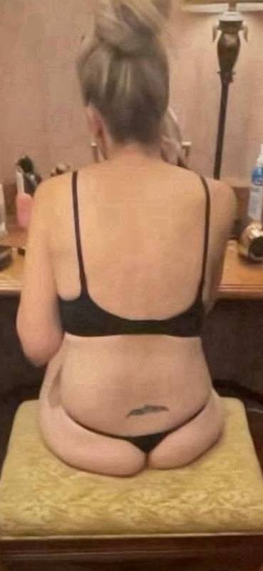 MILFY4567's tweet photo. Dm if u can expose, trib, or goon to my Karen white MILF MOM Veronica https://t.co/YB4iQkuvPx