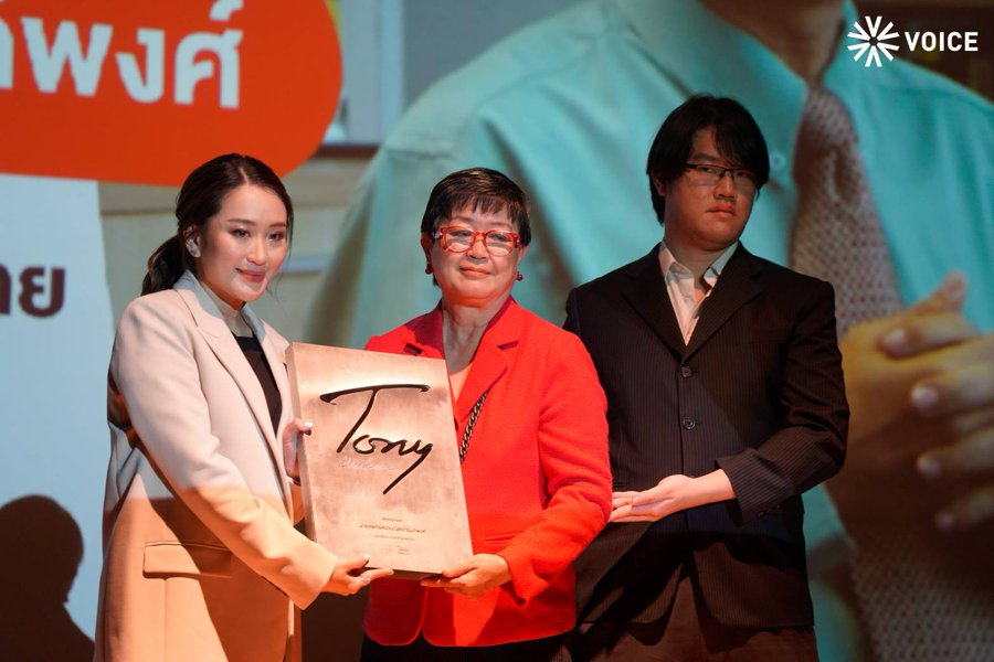 Mewthongyoi's tweet photo. @ThaiPBSNews ควายแดง รับงานมาด่าส้ม https://t.co/V5NdGzxUOm