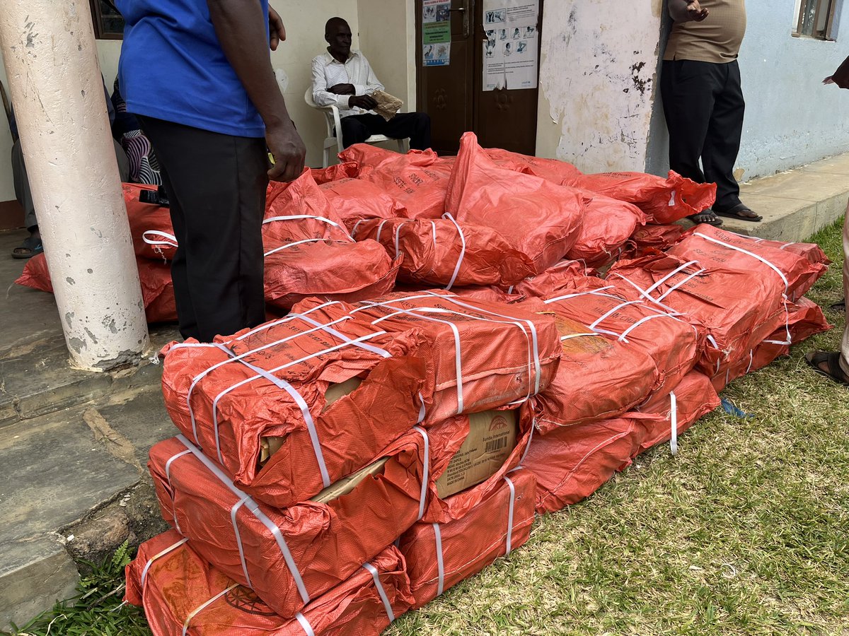 umu_radio's tweet photo. Kayabwe town council mpigi district yesterday received over 5000 hoes for the farmers in four (4) parishes of Nakibanga, Buseese,Nabusanke, Kayabwe. 
Nakibanga -732
Buseese-1106
Nabusanke-1390
Kayabwe-2250 

📸 Simon Lubega https://t.co/jVZGXPDuyg