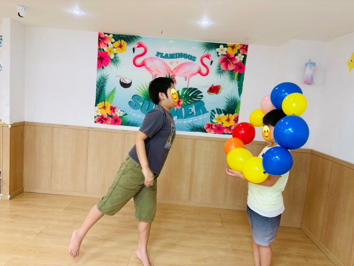 firstdream_00's tweet photo. 🧑🏻‍🦱浅草橋教室🧒🏻
2026.7.21(火)
『人間輪投げ🎈』
風船で作った大きな輪に、お友達が入るよう狙って投げる「人間輪投げ」に挑戦しました😊全身を大きく動かし、身体の使い方やバランス感覚を育みました✨

▽ファーストシーンドリームの詳細はこちら！
https://t.co/bcg5ZV0n7J

#放デイ #粗大運動 https://t.co/Lra7tnlbGY
