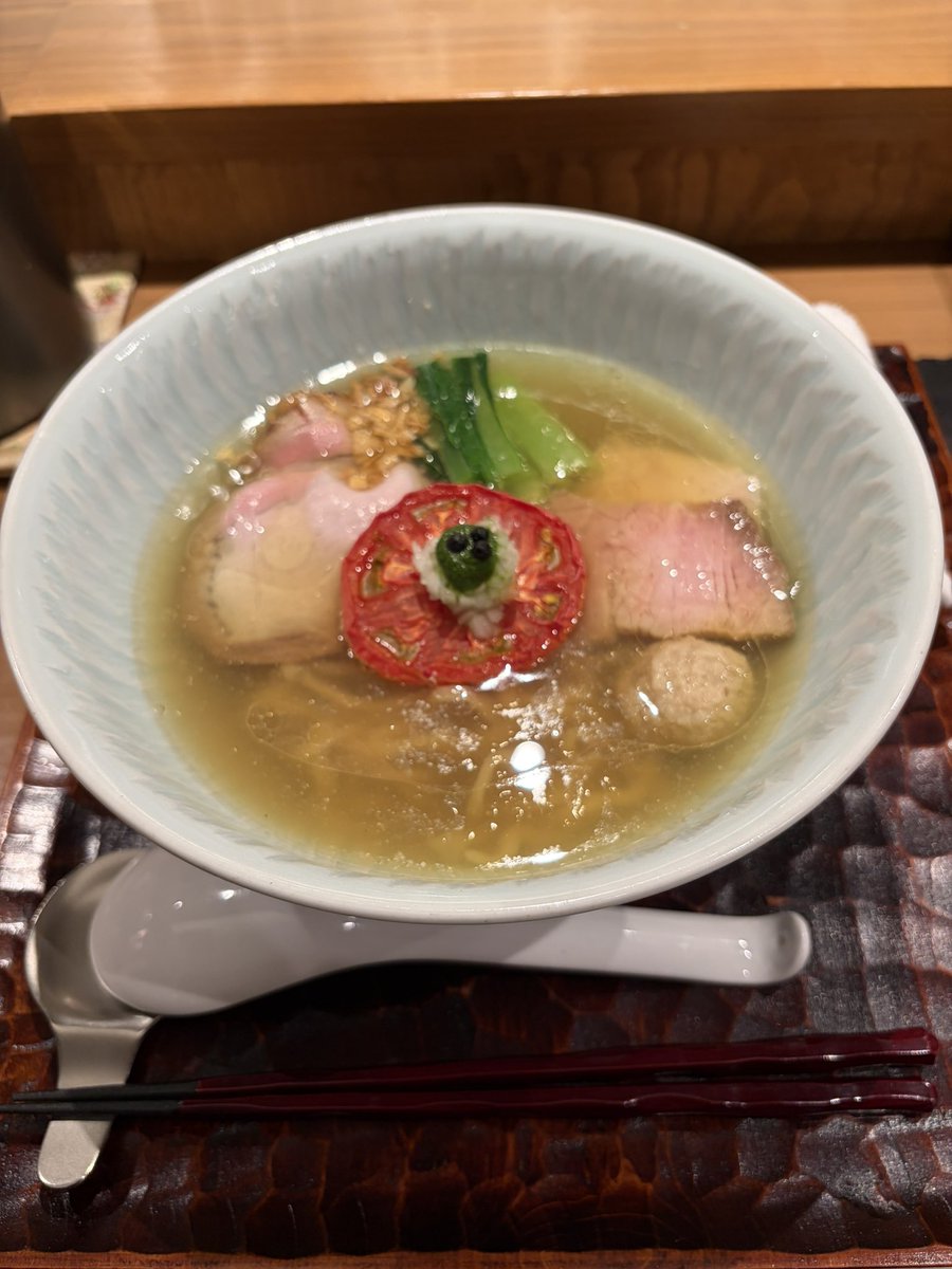Dexter3594's tweet photo. #饗くろ㐂 

東京来たら必ず食べる饗くろ㐂さんの塩そば
世界で一番好きな塩そば！
たまには胡椒そばでも…と食券買いかけて戻るボタンおしちゃいました😂

特製に見えますが普通の塩そば1400円
地鶏、魚介、貝…さすがのバランス
前回、去年の冬より美味しく感じました！ https://t.co/vYUe38enQy