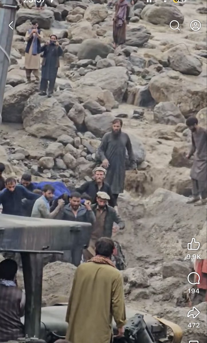 MajeedQarar's tweet photo. په جنتي نورستان زلزله او سېلاب دواړه راغلي. هر اړخ دردوونکی دی خو تر ټولو دردوونکې دا ده چې پخوا به هرځای مصیبت راغی، ټولو افغانانو به لاس ټیټاوه، مرسته به یې کوله، اوس دوه دری د قاریانو د غلا انجیوګانې دي چې له یو کیلو بسکټو سره لس دقیقې د عربي نشیدونو رمباړې درباندې اوروي. نور ټول افغانان په بې وسۍ کې ډوب دي. یا الله ته رحم وکړې!