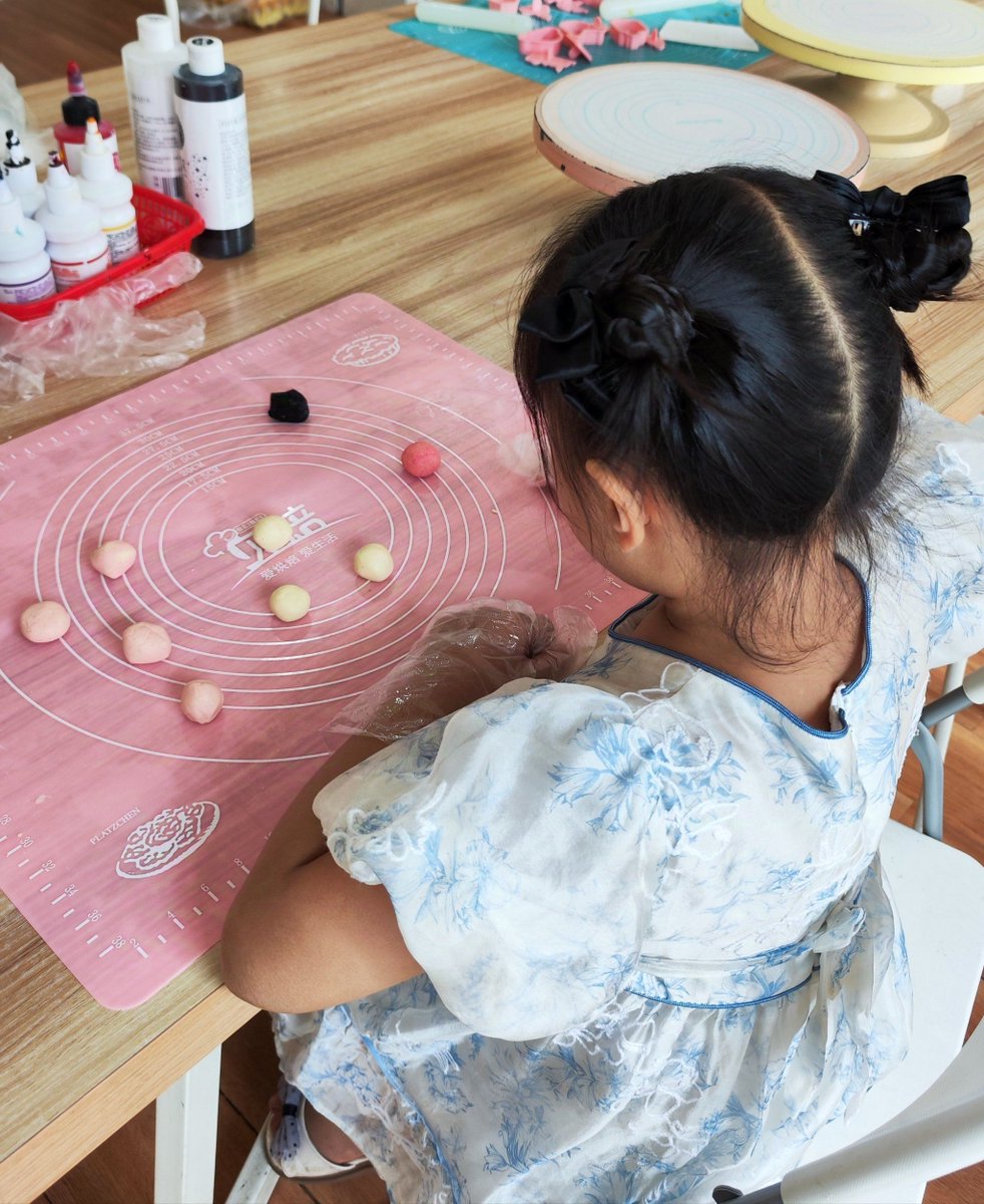 JYCha25's tweet photo. Today’s best moment: making warm homemade cookies with my tiny helper  Family = sweetest joy  ， https://t.co/YCJW8gfIgm